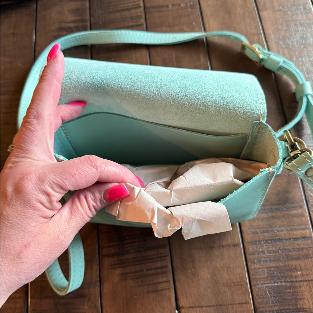Portland Leather Mint Green Crossbody Bag NEW - Picture 3 of 3